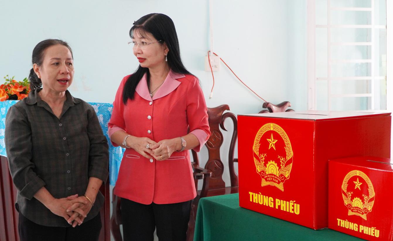 Đồng chí Trần Thị Thanh Hương kiểm tra công tác chuẩn bị bầu cử ở hai xã Tân Hiệp và Thạnh Đông