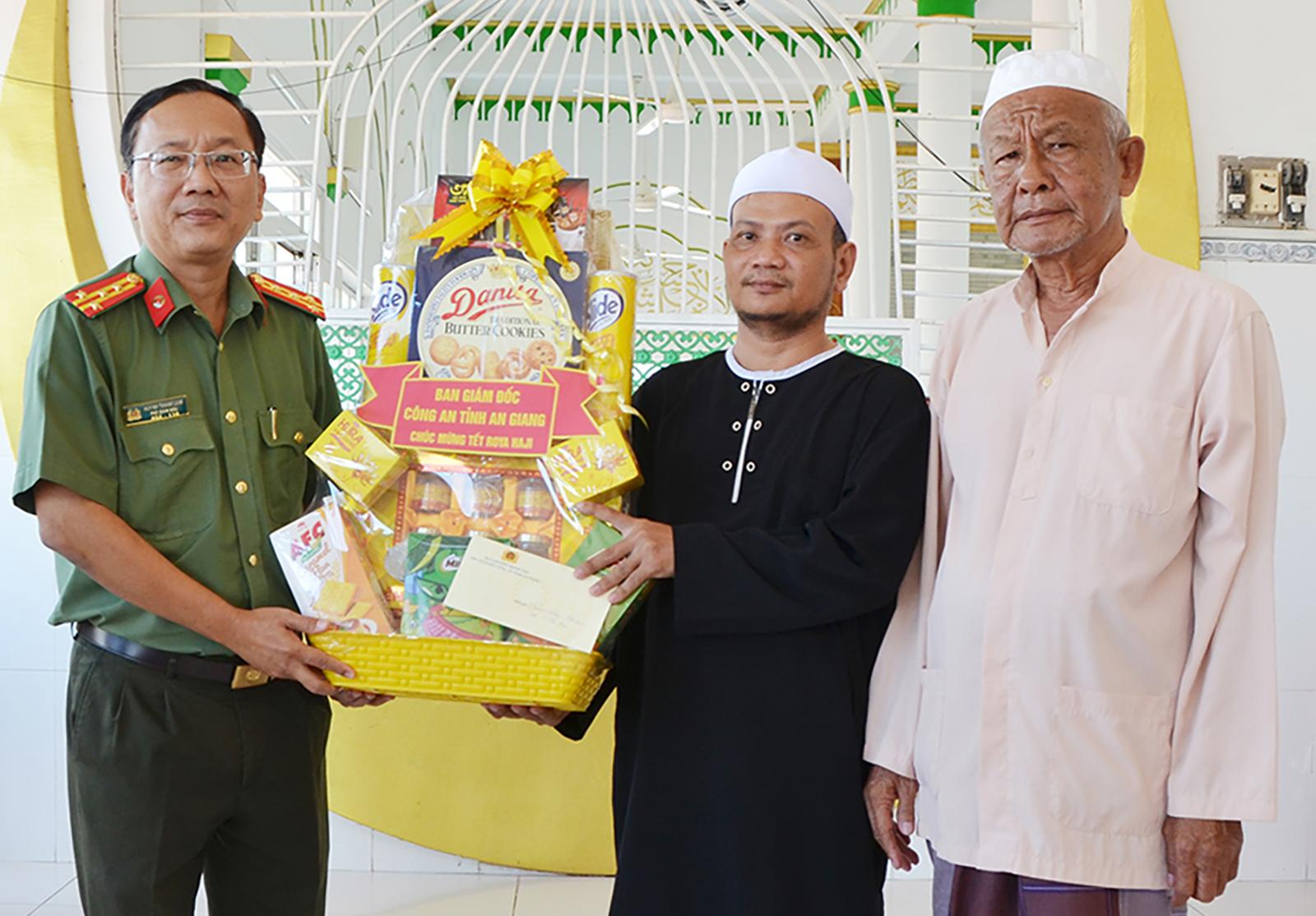 Phó Bí thư Thường trực Tỉnh ủy, Chủ tịch HĐND tỉnh An Giang Nguyễn Thanh Nhàn chúc Tết Roya Haji tại xã Vĩnh Hậu