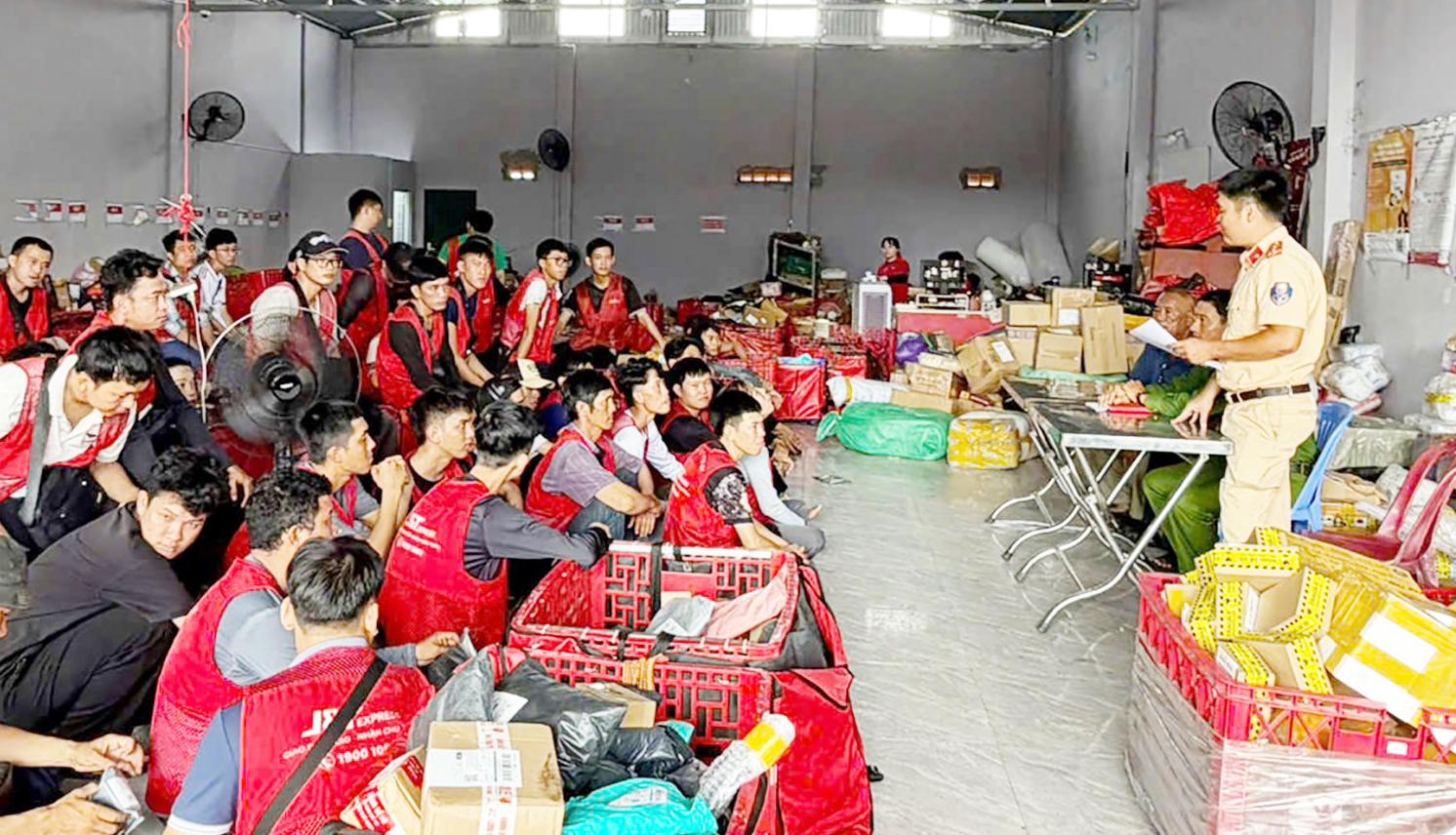 Cán bộ Cảnh sát giao thông tuyên truyền luật cho các shipper