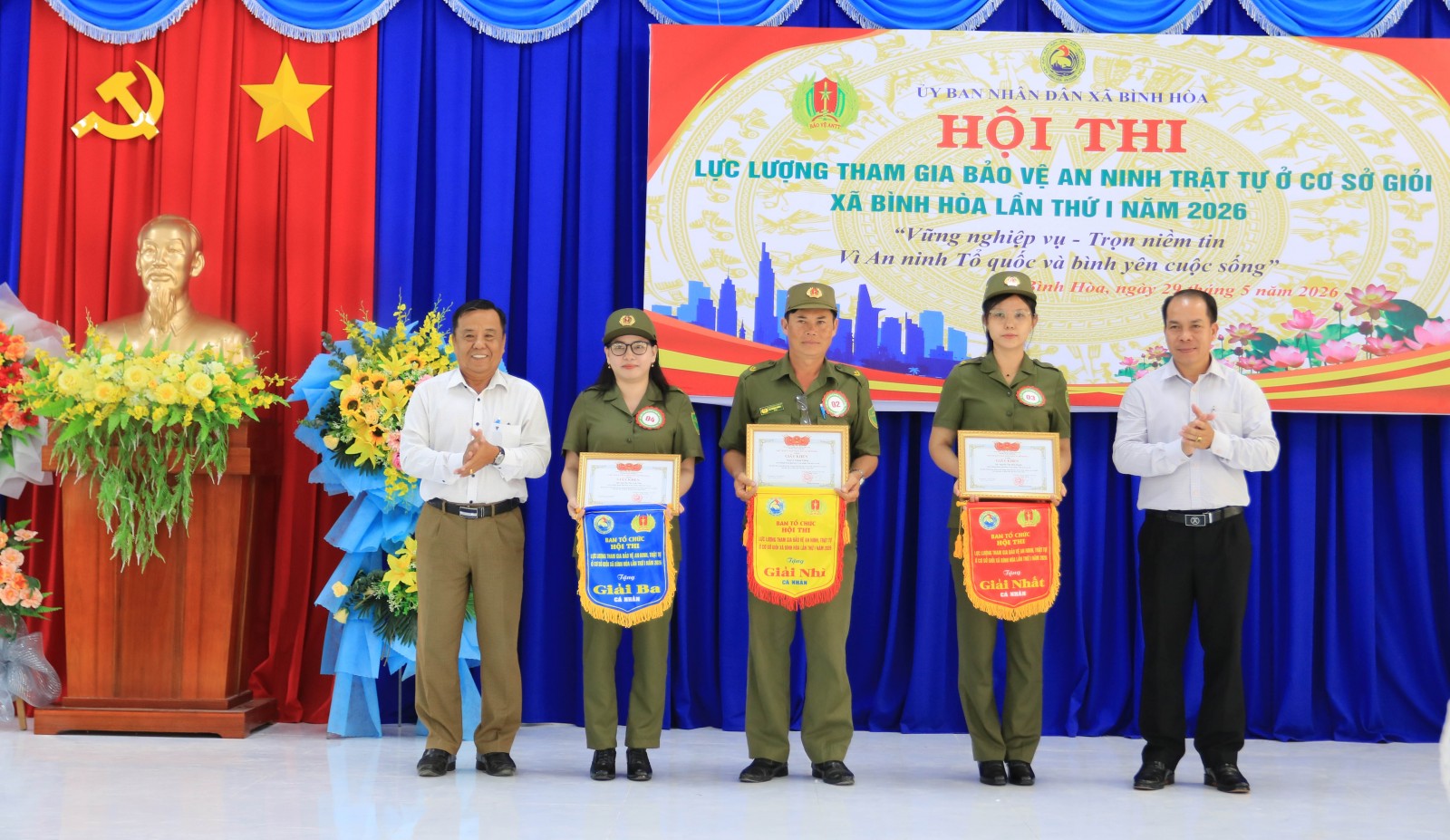 Ban Giám khảo trao các giải cá nhân