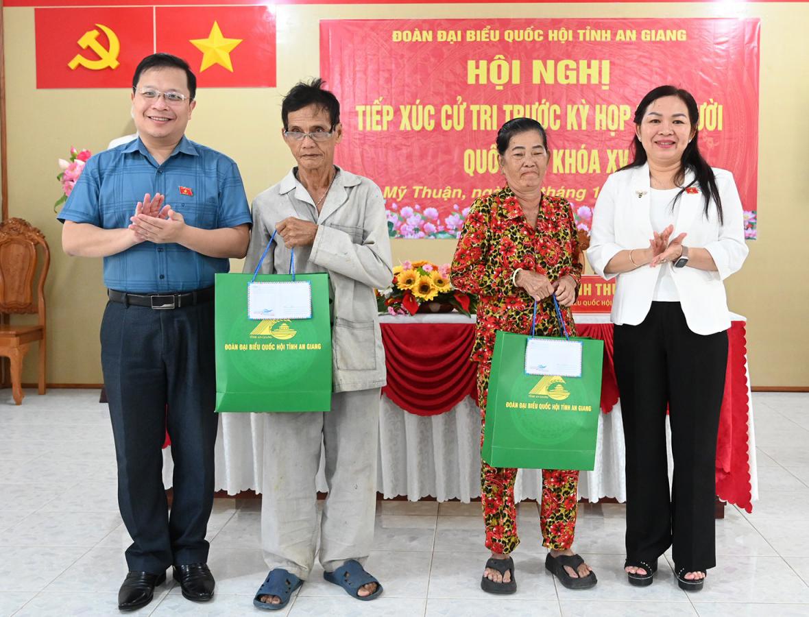 Đại biểu Quốc hội tiếp xúc cử tri trước Kỳ họp thứ 10