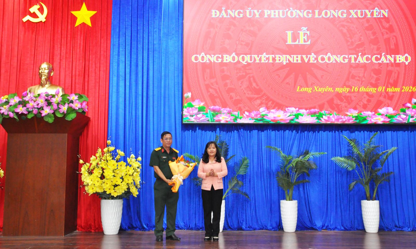 Chủ tịch UBND phường Long Xuy&ecirc;n Đo&agrave;n Thị Hương H&agrave; tặng hoa chức mừng Chỉ huy trưởng Ban CHQS phường Long Xuy&ecirc;n