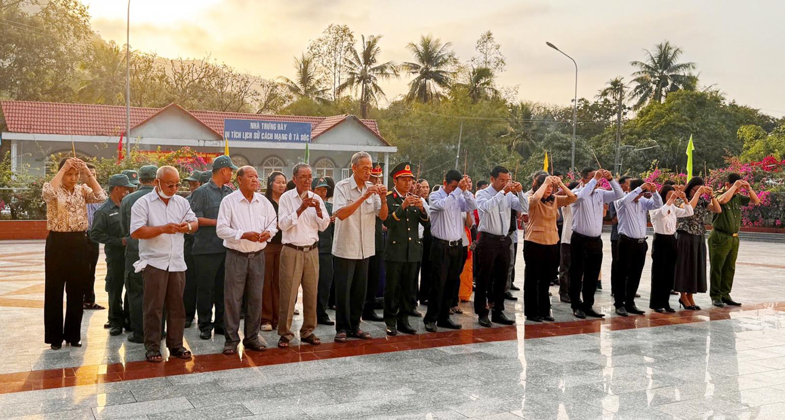 Đoàn đại biểu xã Ô Lâm dâng hương tại Khu Di tích lịch sử cấp quốc gia Ô Tà Sóc và Nhà bia ghi danh liệt sĩ