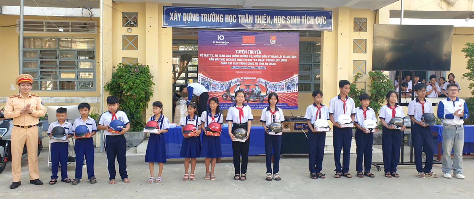 Tặng qu&agrave; cho c&aacute;c học sinh