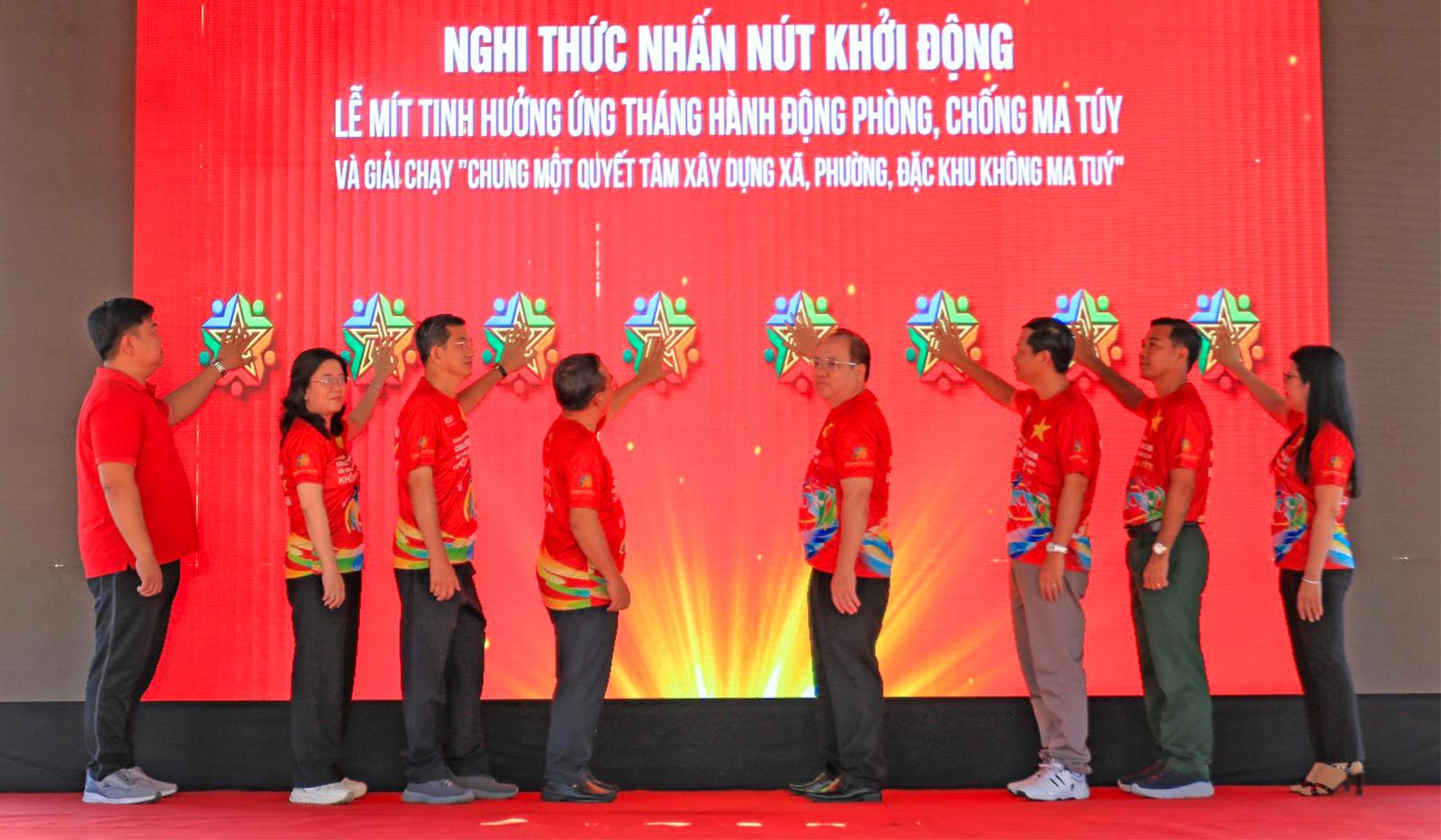 An Giang hưởng ứng tháng hành động phòng, chống ma túy năm 2026 Phó Chủ tịch Thường trực UBND tỉnh An Giang Nguyễn Thanh Phong cùng lãnh đạo các Sở, ban ngành tỉnh tham dự thực hiện nghi thức nhấn nút khởi động Lễ mít tinh