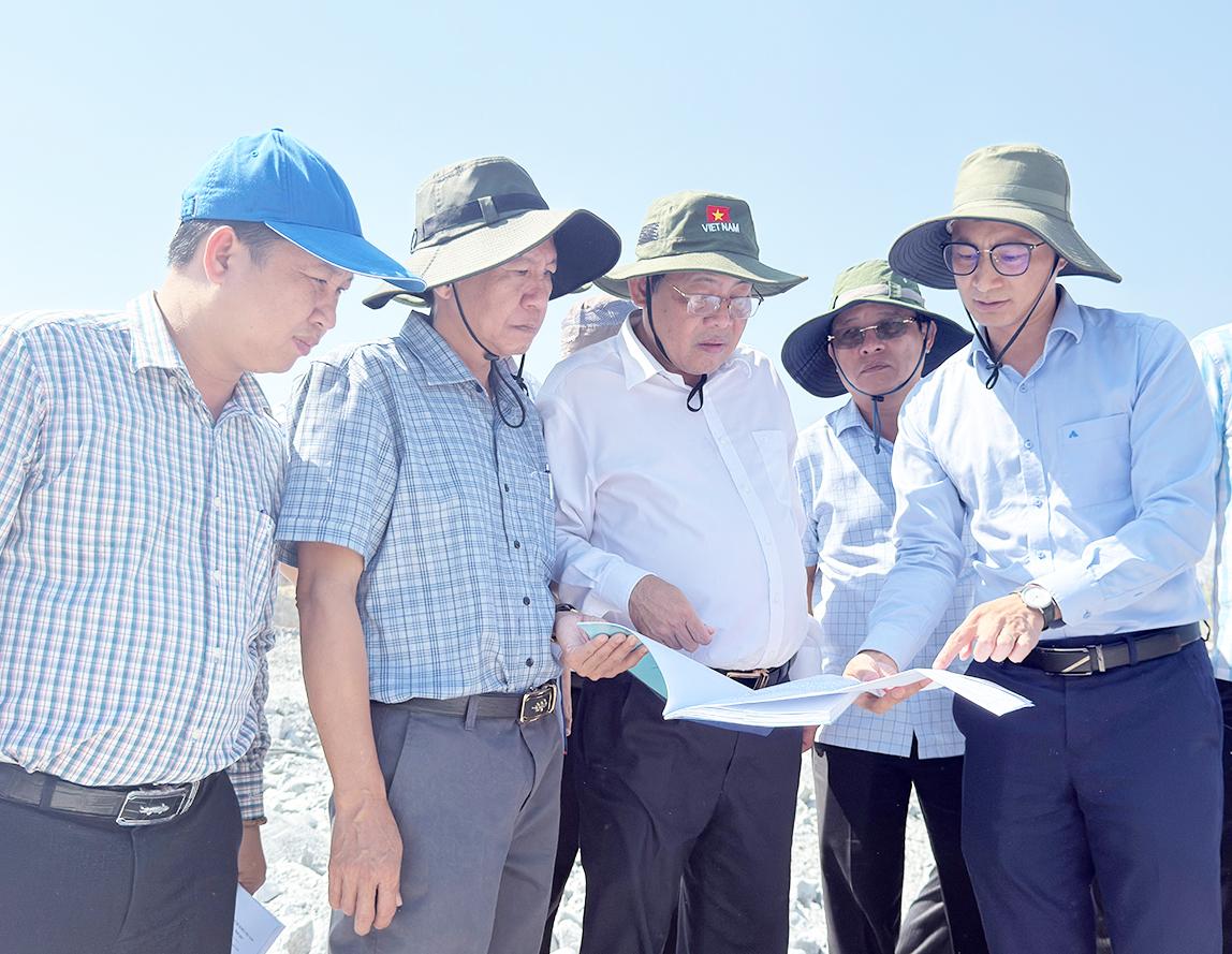 Phó Chủ tịch UBND tỉnh An Giang Ngô Công Thức khảo sát các khu mỏ khoáng sản phục vụ công trình APEC
