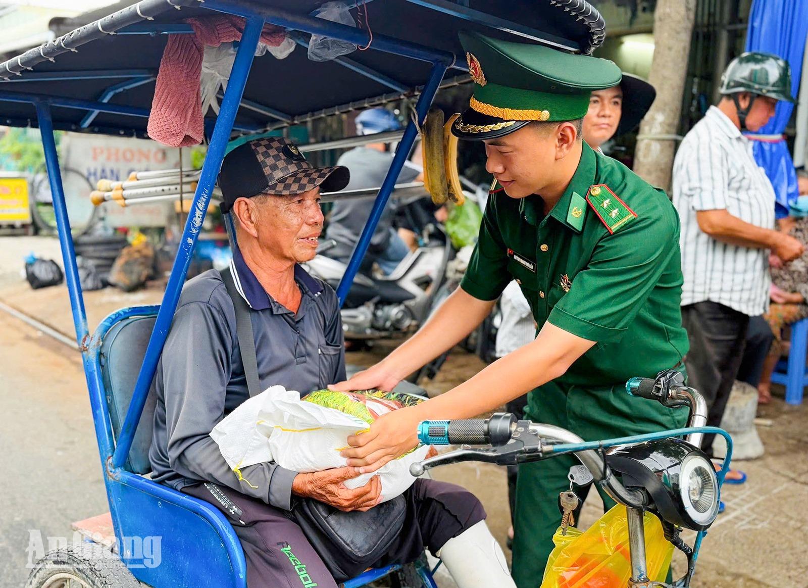 Tuổi trẻ Biên phòng Hà Tiên chung sức xây dựng vùng biên