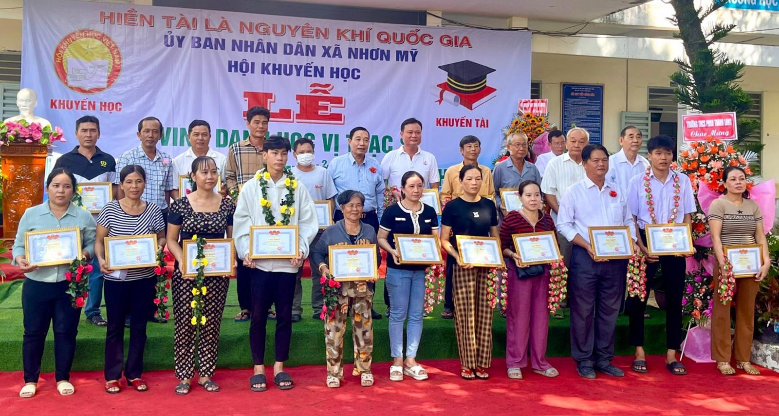 UBND xã Nhơn Mỹ vinh danh thạc sĩ và tuyên dương tân sinh viên