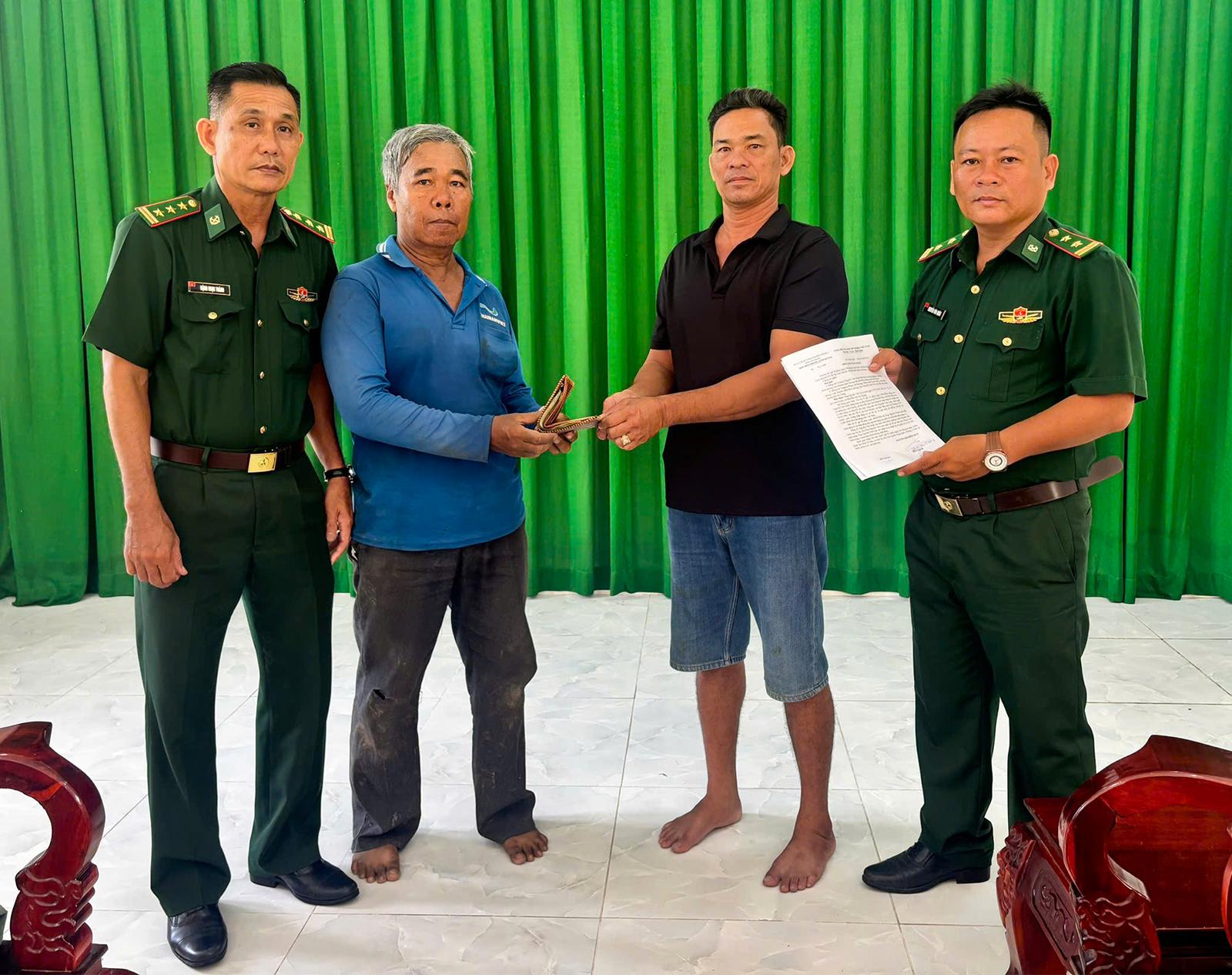 Biên phòng Lình Huỳnh hỗ trợ tìm người đánh rơi ví tiền