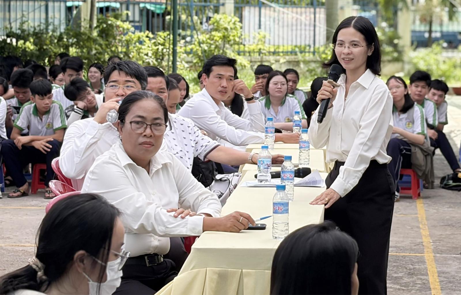 Tuyên truyền và giao lưu cùng học sinh