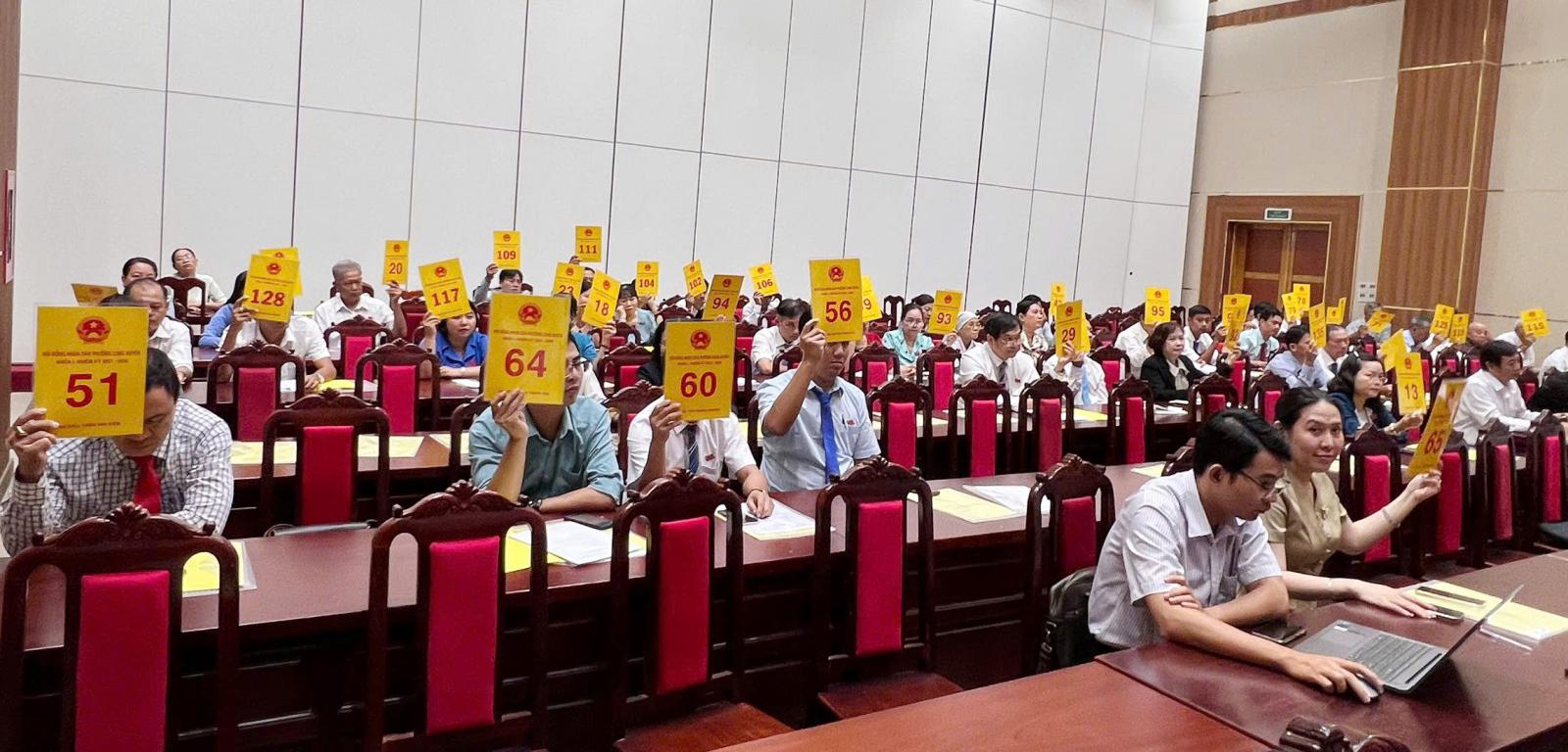 Đại biểu biểu quyết th&ocirc;ng qua c&aacute;c tờ tr&igrave;nh