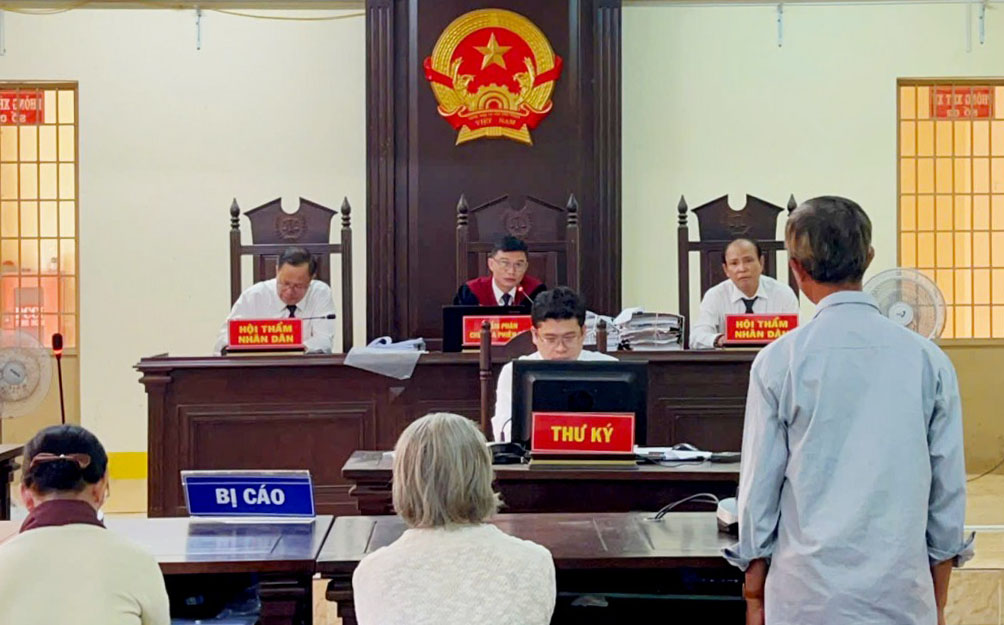 Thẩm vấn từng bị cáo