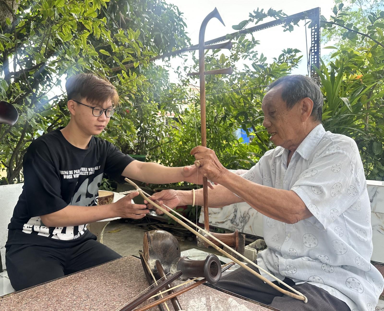 Khi người trẻ đam mê tiếng đàn xưa