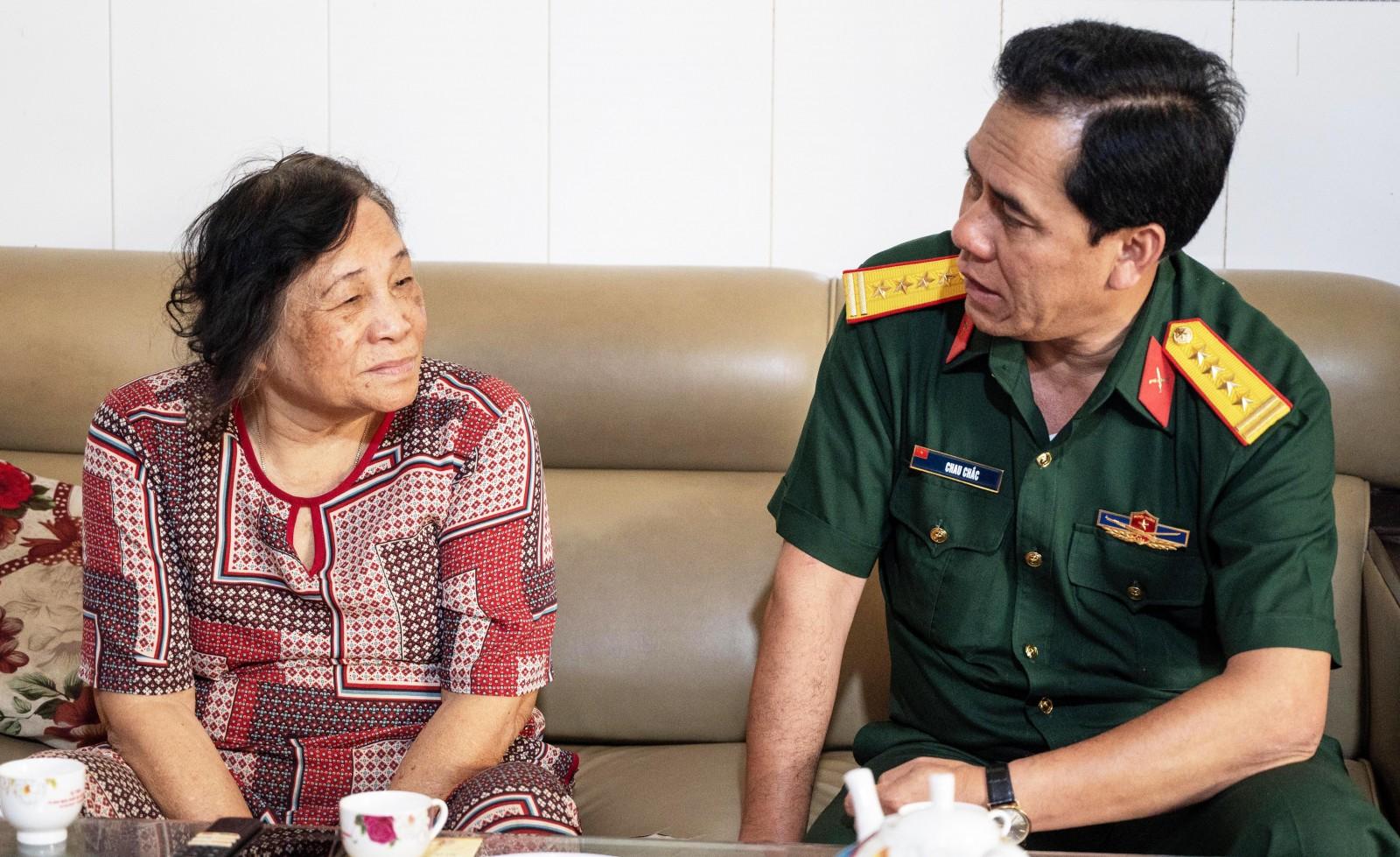 Đại tá Chau Chắc chúc tết gia đình Anh hùng Lực lượng vũ trang nhân dân và nguyên lãnh đạo tỉnh