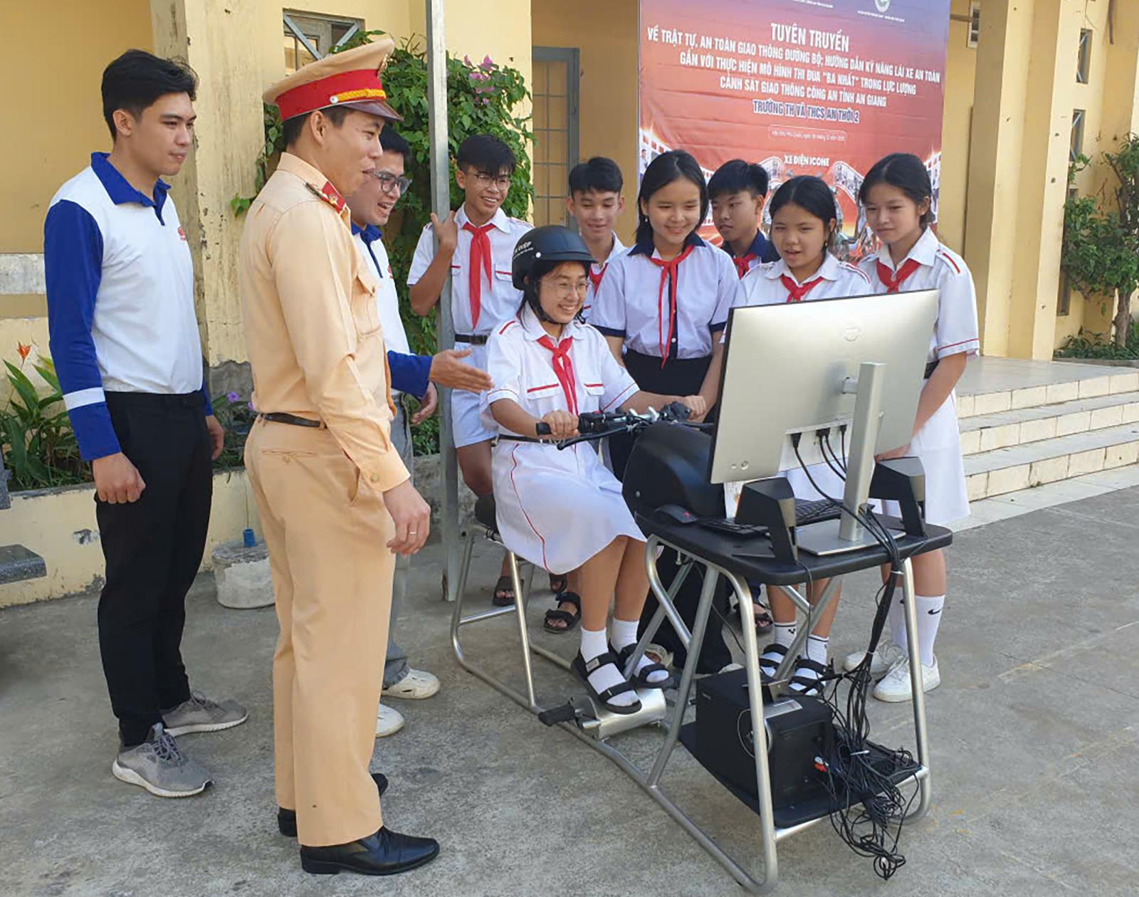 Học sinh trải nghiệm l&aacute;i xe an to&agrave;n tr&ecirc;n thiết bị m&ocirc; phỏng