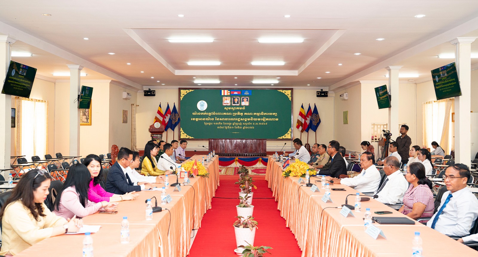 Phó Bí thư Tỉnh ủy, Chủ tịch Ủy ban MTTQ Việt Nam tỉnh An Giang Trần Thị Thanh Hương chúc Tết Chôl Chnăm Thmây tại tỉnh TaKeo