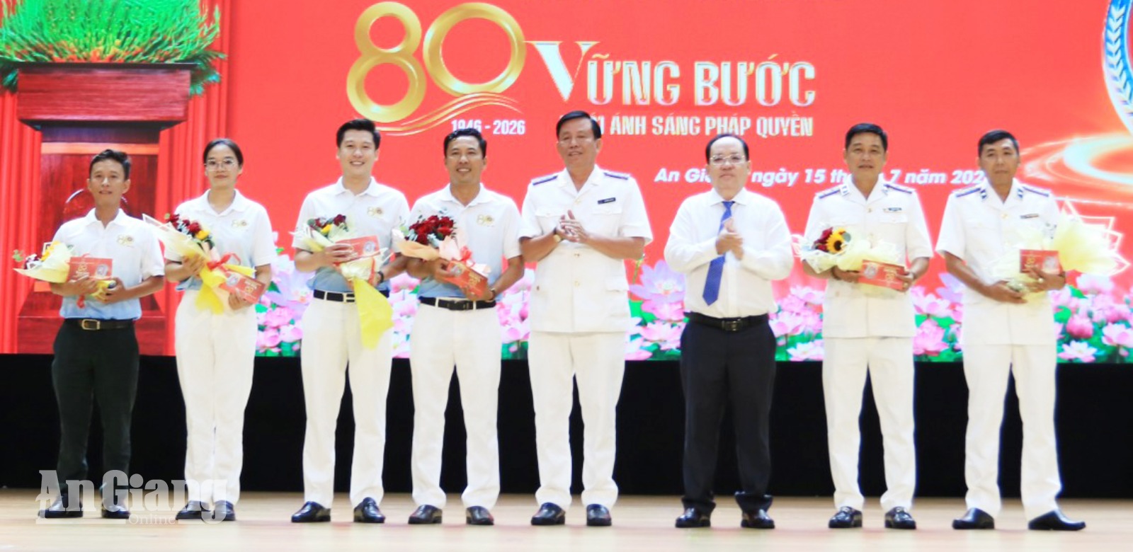 Thi hành án dân sự tỉnh An Giang giải quyết hơn 21.000 việc trong 6 tháng đầu năm Đồng chí Nguyễn Thanh Phong, Ủy viên Ban thường vụ, Phó Chủ tịch Thường trực UBND tỉnh, Trưởng Ban Chỉ đạo Thi hành án dân sự tỉnh và Trưởng Thi hành án dân sự tỉnh Nguyễn Văn Vũ khen thưởng các cá nhân đạt thành tích hoạt động phong trào