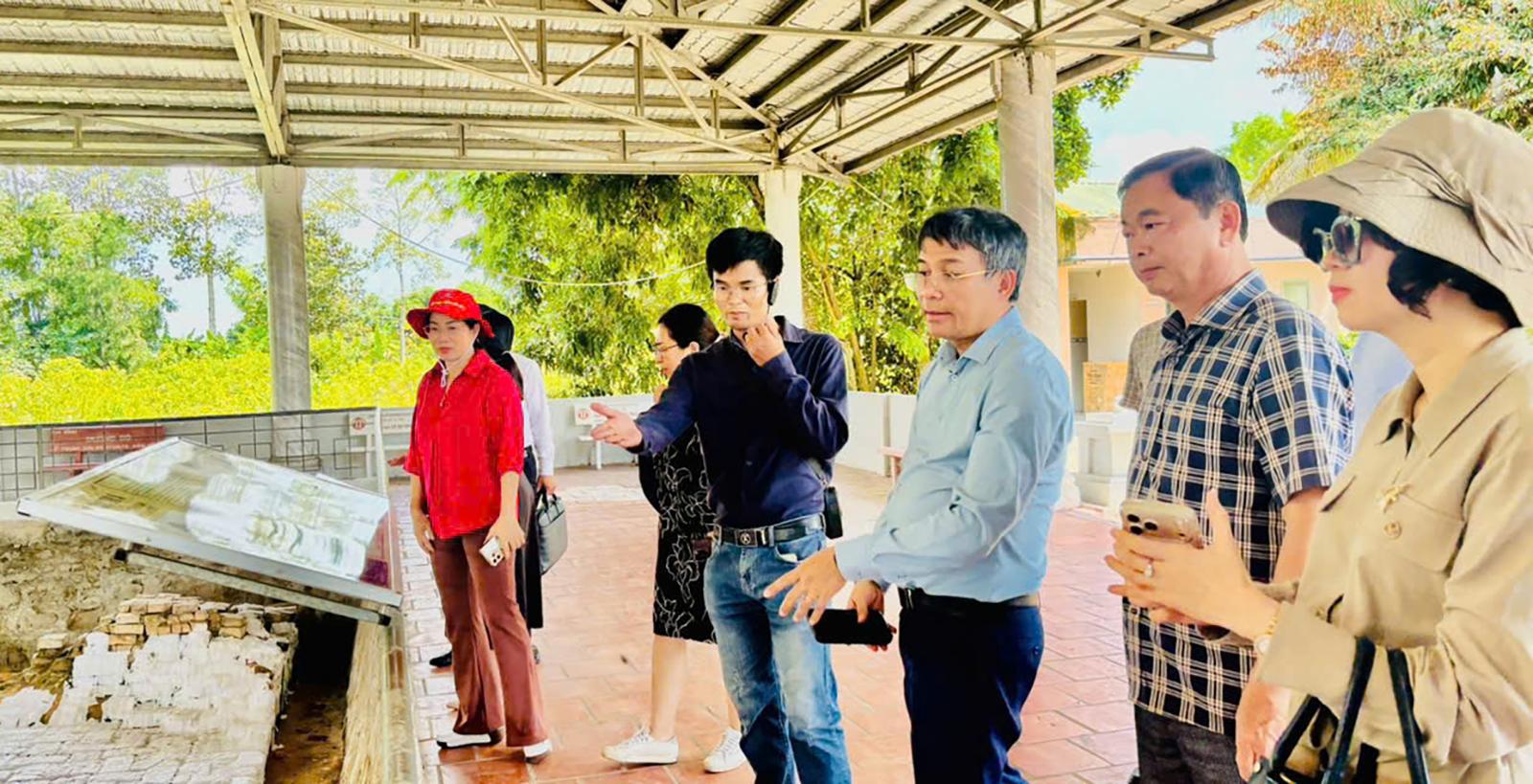 Thứ trưởng Thường trực Bộ Ngoại giao Nguyễn Minh Vũ khảo sát và làm việc tại Khu Di tích Óc Eo - Ba Thê