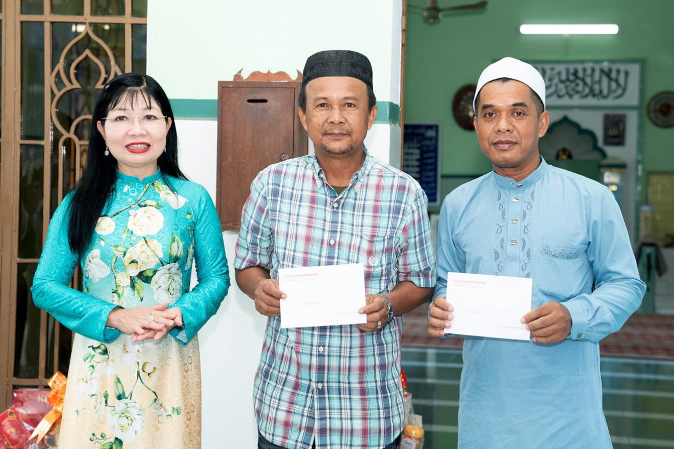 Phó Bí thư Tỉnh ủy, Chủ tịch Ủy ban MTTQ Việt Nam tỉnh An Giang Trần Thị Thanh Hương chúc mừng Tết Roya Haji của đồng bào dân tộc Chăm