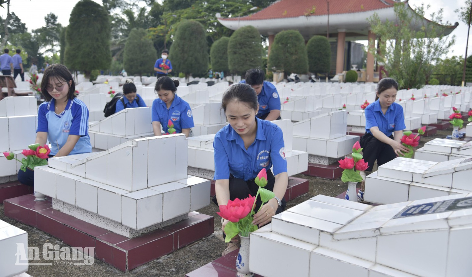 Viettel An Giang thắp hương, thay mới hoa gần 5.000 phần mộ liệt sĩ