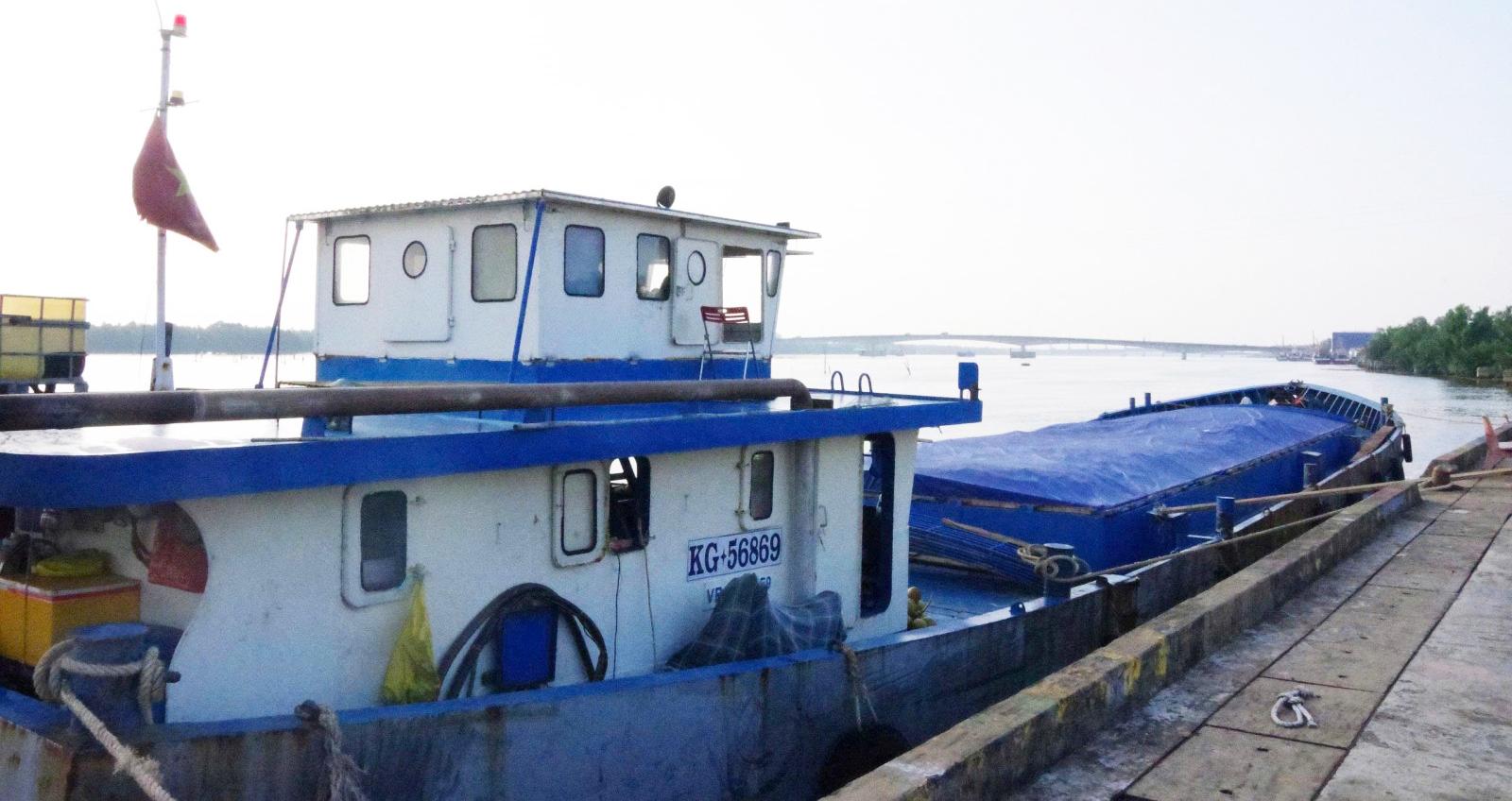 Hải đoàn Biên phòng 28 bắt giữ phương tiện vận chuyển cát trái quy định