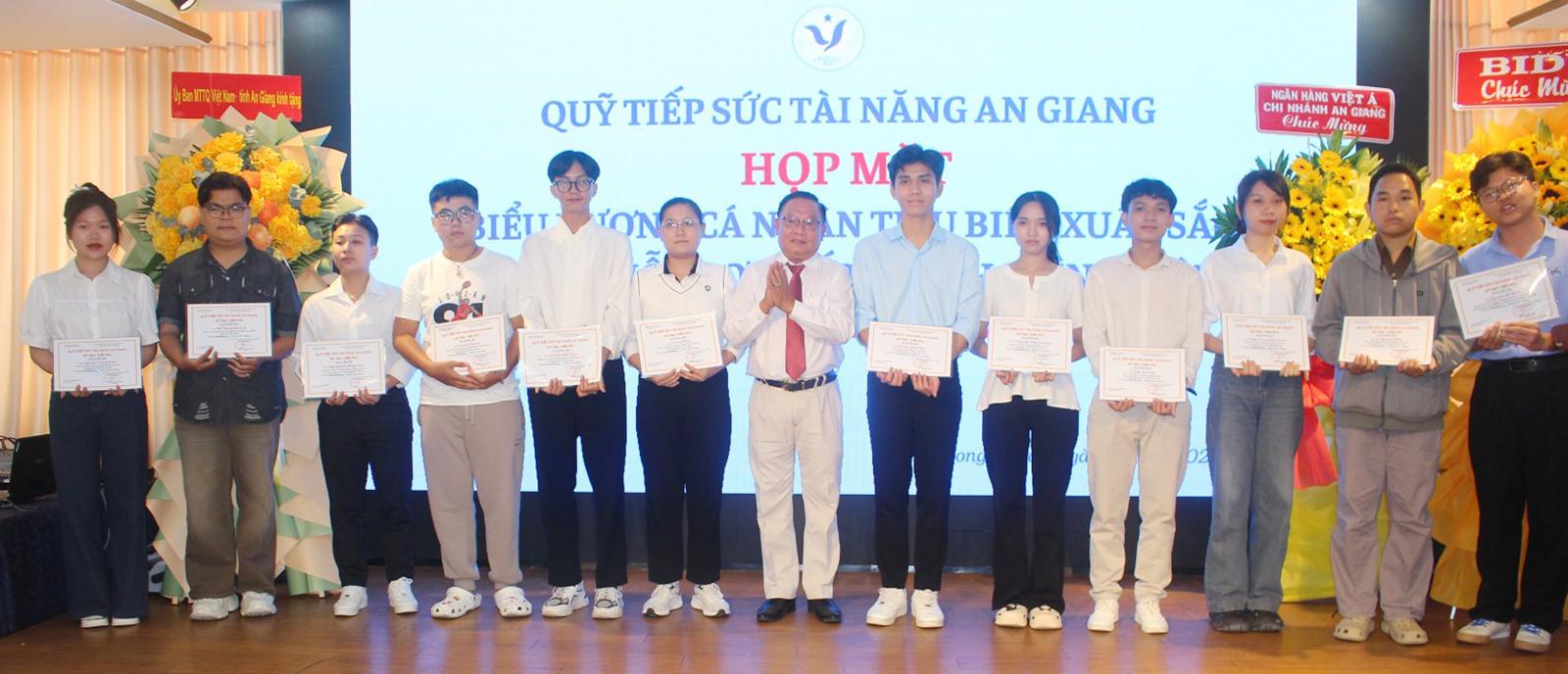 Họp mặt biểu dương cá nhân tiêu biểu xuất sắc và trao tài trợ cho sinh viên tài năng An Giang