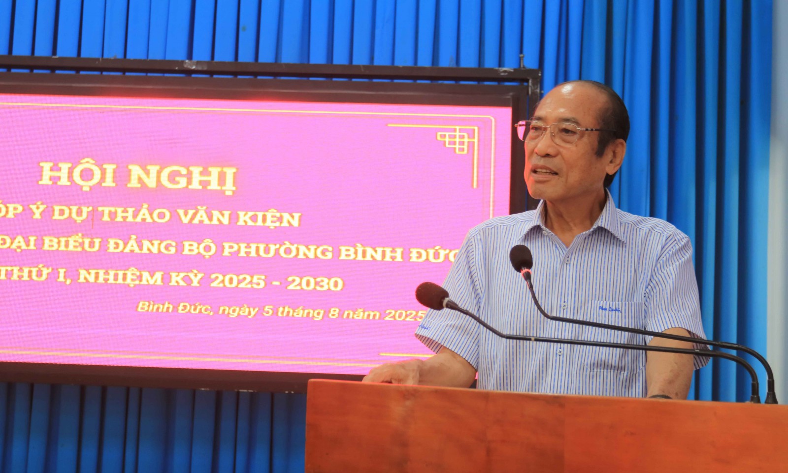 Hội nghị đóng góp dự thảo Báo cáo chính trị Đại hội Đảng bộ phường Bình Đức Đồng chí Nguyễn Hoàng Việt, nguyên Ủy viên Trung ương đảng, nguyên Phó Ban tổ chức Trung ương, nguyên Bí thư tỉnh ủy An Giang phát biểu ý kiến