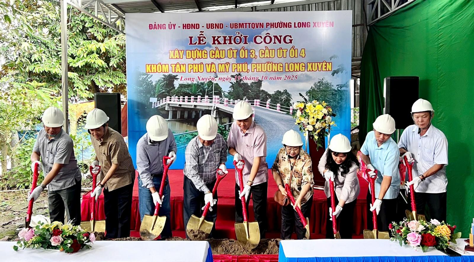 Đại biểu động thổ khởi công công trình