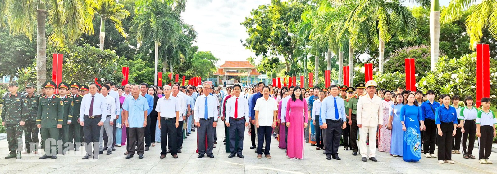 Dâng hương tri ân các anh hùng liệt sĩ tại Tri Tôn