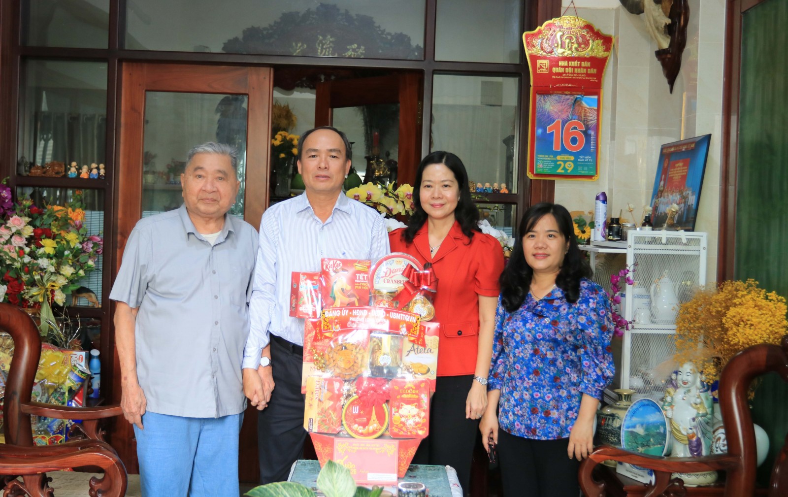 Thường trực Đảng ủy thăm tặng quà Thượng tướng Bùi Văn Huấn, nguyên Ủy viên Ban Chấp hành Trung ương Đảng, nguyên Phó Chủ nhiệm Tổng cục Chính trị Quân đội nhân dân Việt Nam.