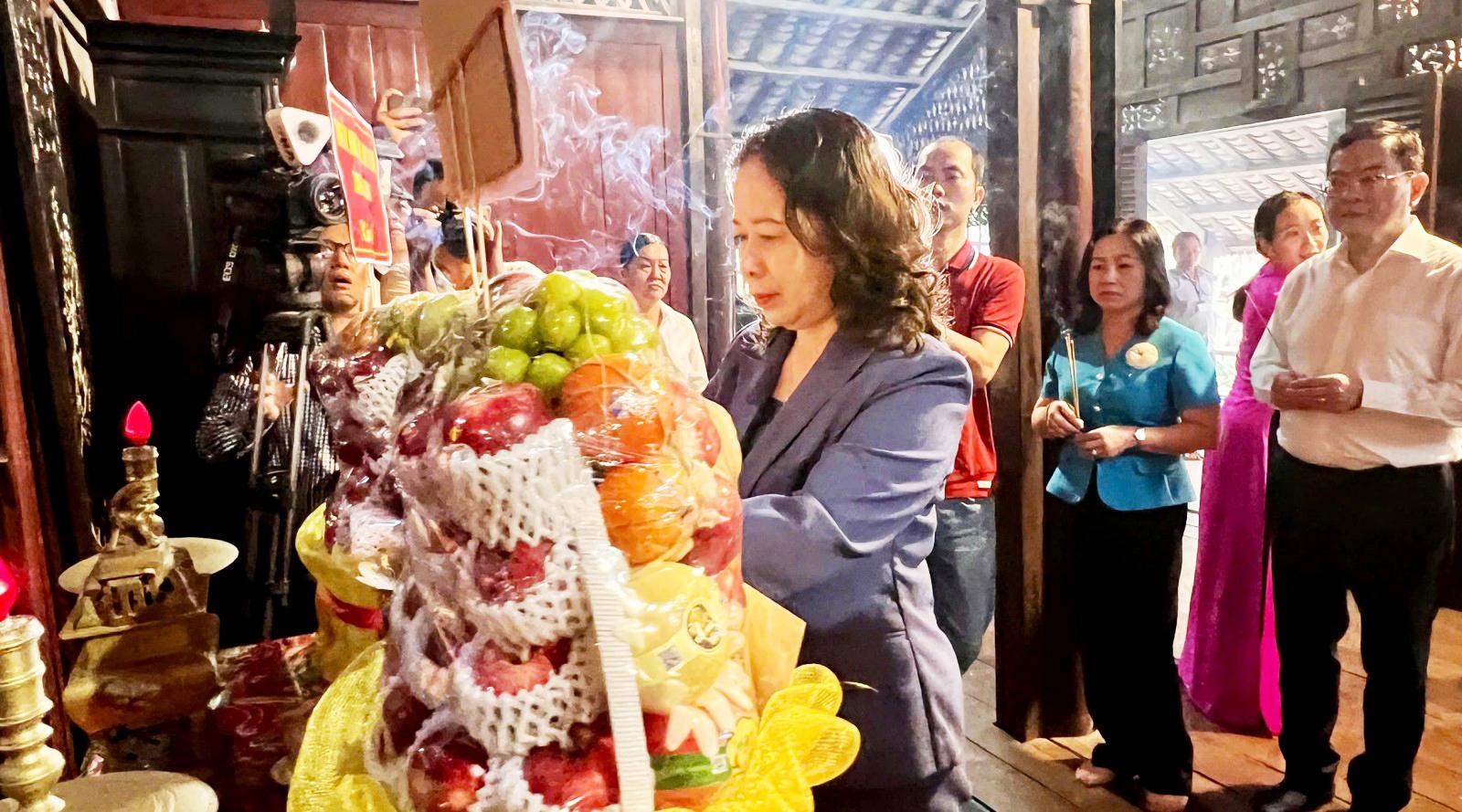 Phó Chủ tịch nước Võ Thị Ánh Xuân dâng hương Chủ tịch Tôn Đức Thắng