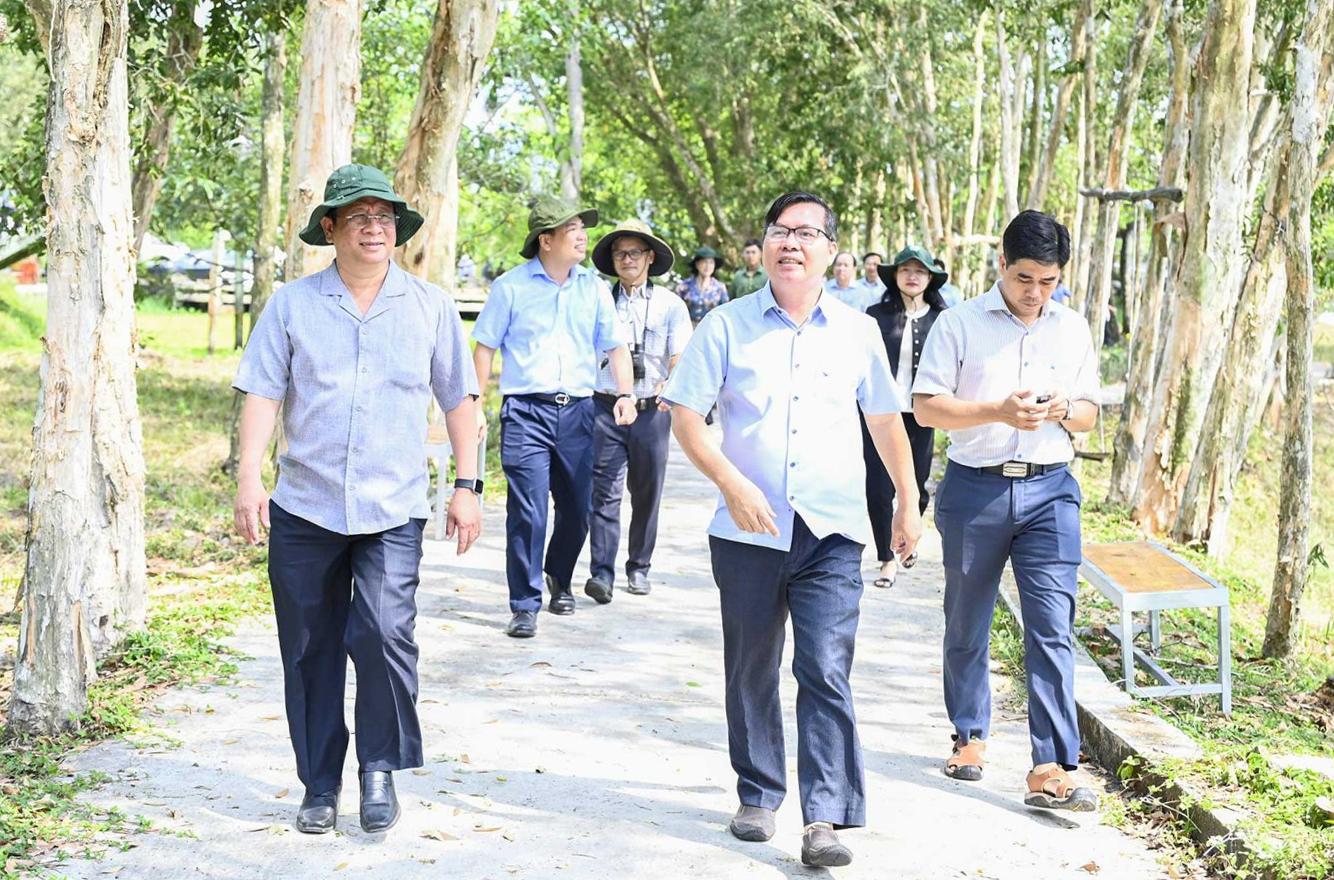 Chủ tịch UBND tỉnh Hồ Văn Mừng khảo sát một số dự án trên địa bàn hai xã An Biên và Tân Thạnh, Vườn quốc gia U Minh Thượng