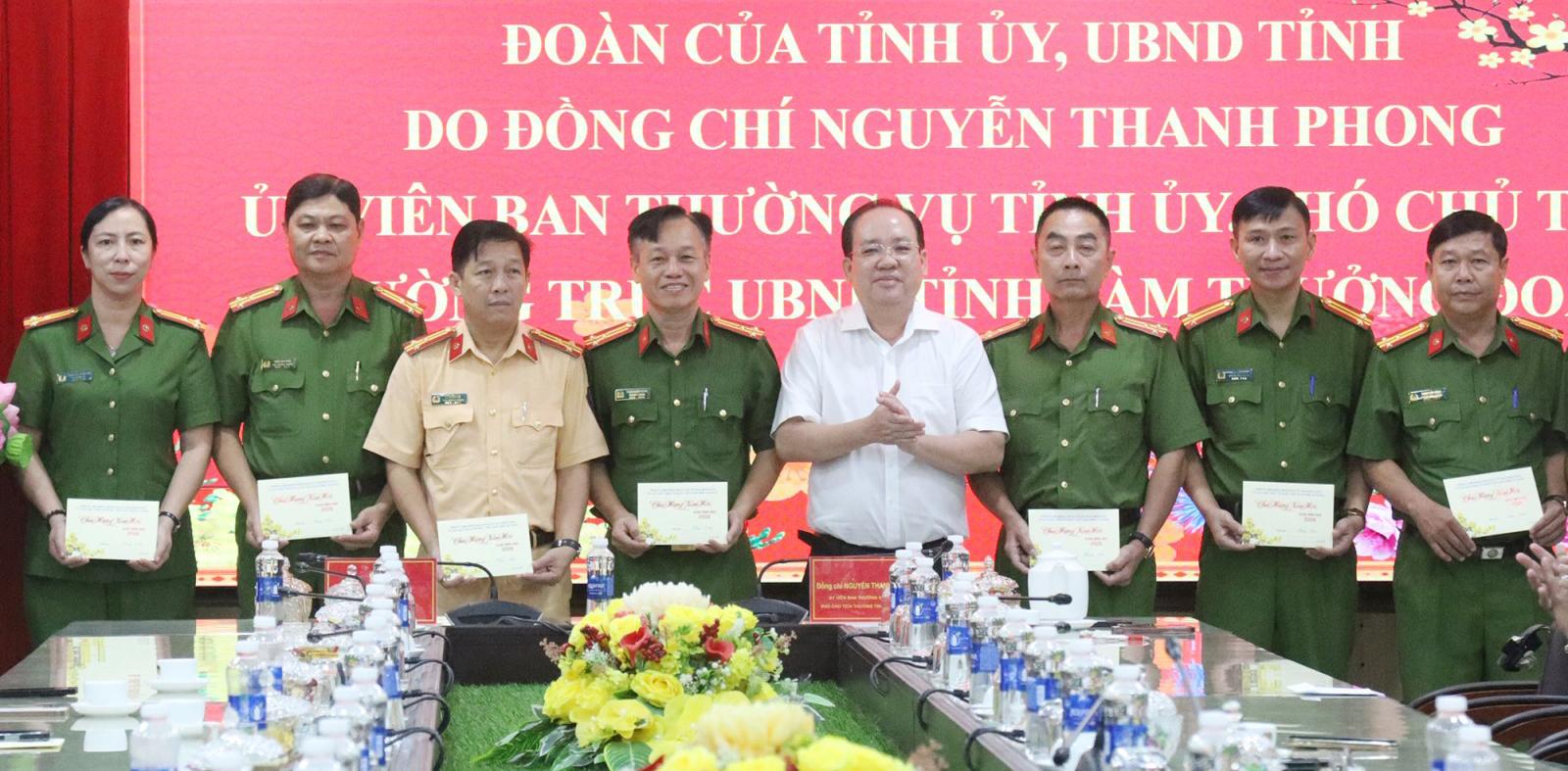 Phó Chủ tịch Thường trực UBND tỉnh An Giang Nguyễn Thanh Phong chúc tết Công an tỉnh và lực lượng kiểm soát quân sự tỉnh