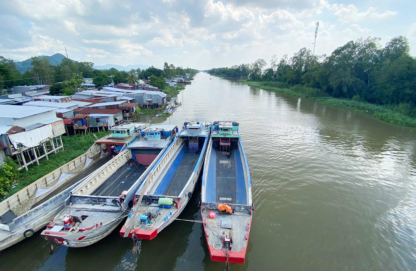 Dòng kênh trên đồng tứ giác