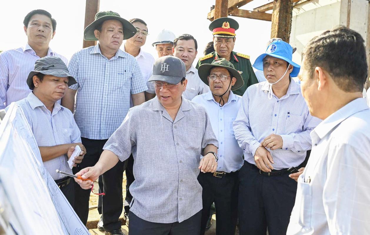 Chủ tịch UBND tỉnh Hồ Văn Mừng khảo sát một số dự án trên địa bàn hai xã An Biên và Tân Thạnh, Vườn quốc gia U Minh Thượng