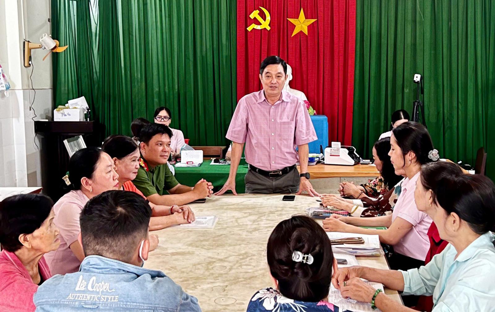 Phó Chủ tịch UBND phường Long Xuyên Nguyễn Thanh Quang phát biểu trước khi giải ngân