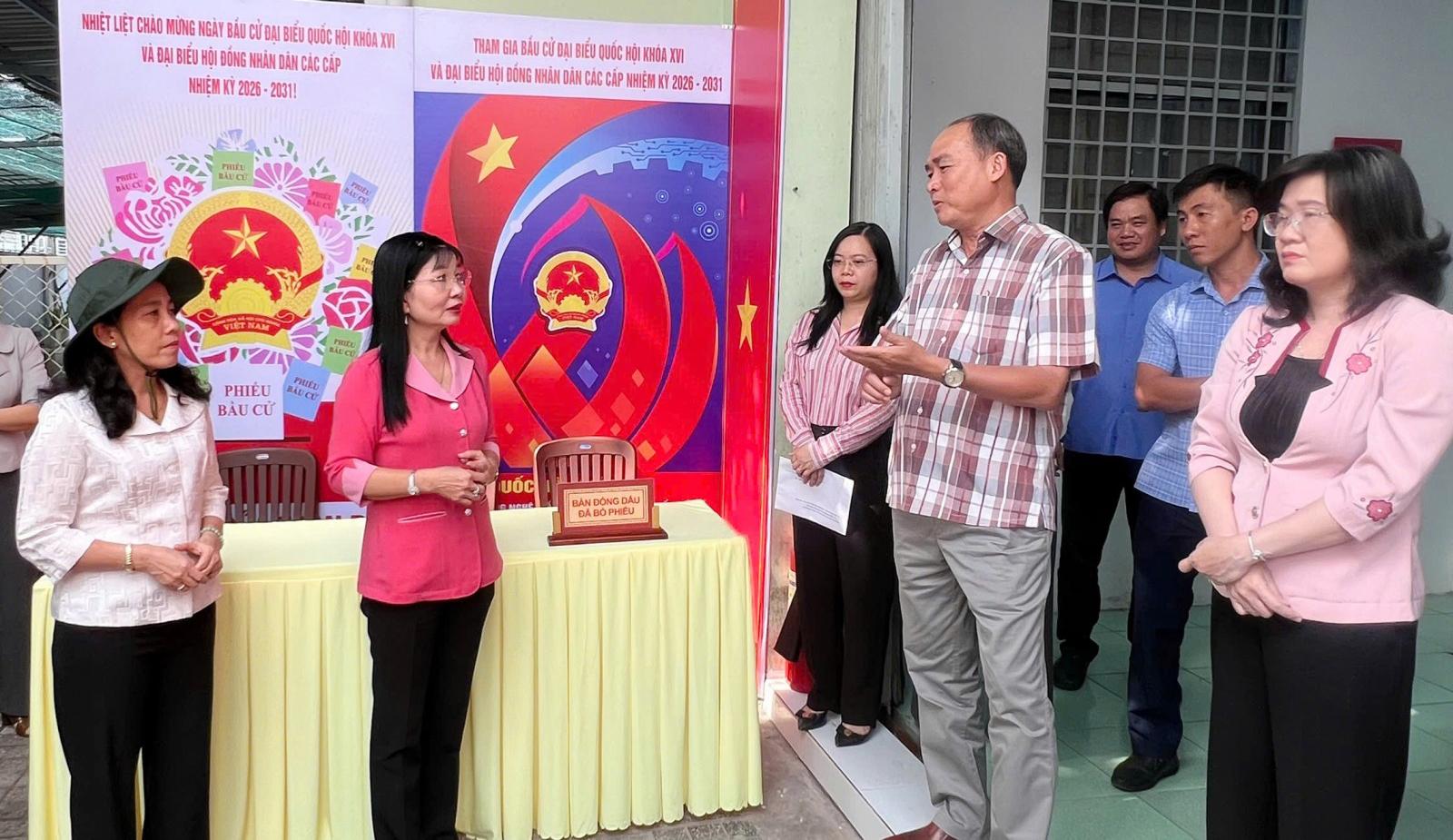 Phó Chủ tịch Ủy ban Bầu cử tỉnh An Giang Trần Thị Thanh Hương kiểm tra công tác chuẩn bị bầu cử Phó Bí thư Tỉnh ủy, Trưởng đoàn Đại biểu Quốc hội tỉnh, Chủ tịch Ủy ban MTTQ Việt Nam tỉnh, Phó Chủ tịch Ủy ban Bầu cử tỉnh An Giang Trần Thị Thanh Hương nghe Bí thư Đảng ủy phường Long Xuyên Lâm Quang Thi báo cáo các mặt công tác