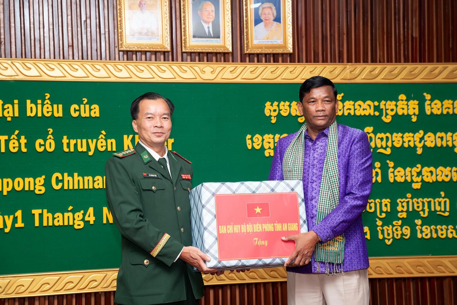 Phó Bí thư Tỉnh ủy, Chủ tịch Ủy ban MTTQ Việt Nam tỉnh An Giang Trần Thị Thanh Hương chúc tết Chôl Chnăm Thmây tại tỉnh Kampong Chhnang