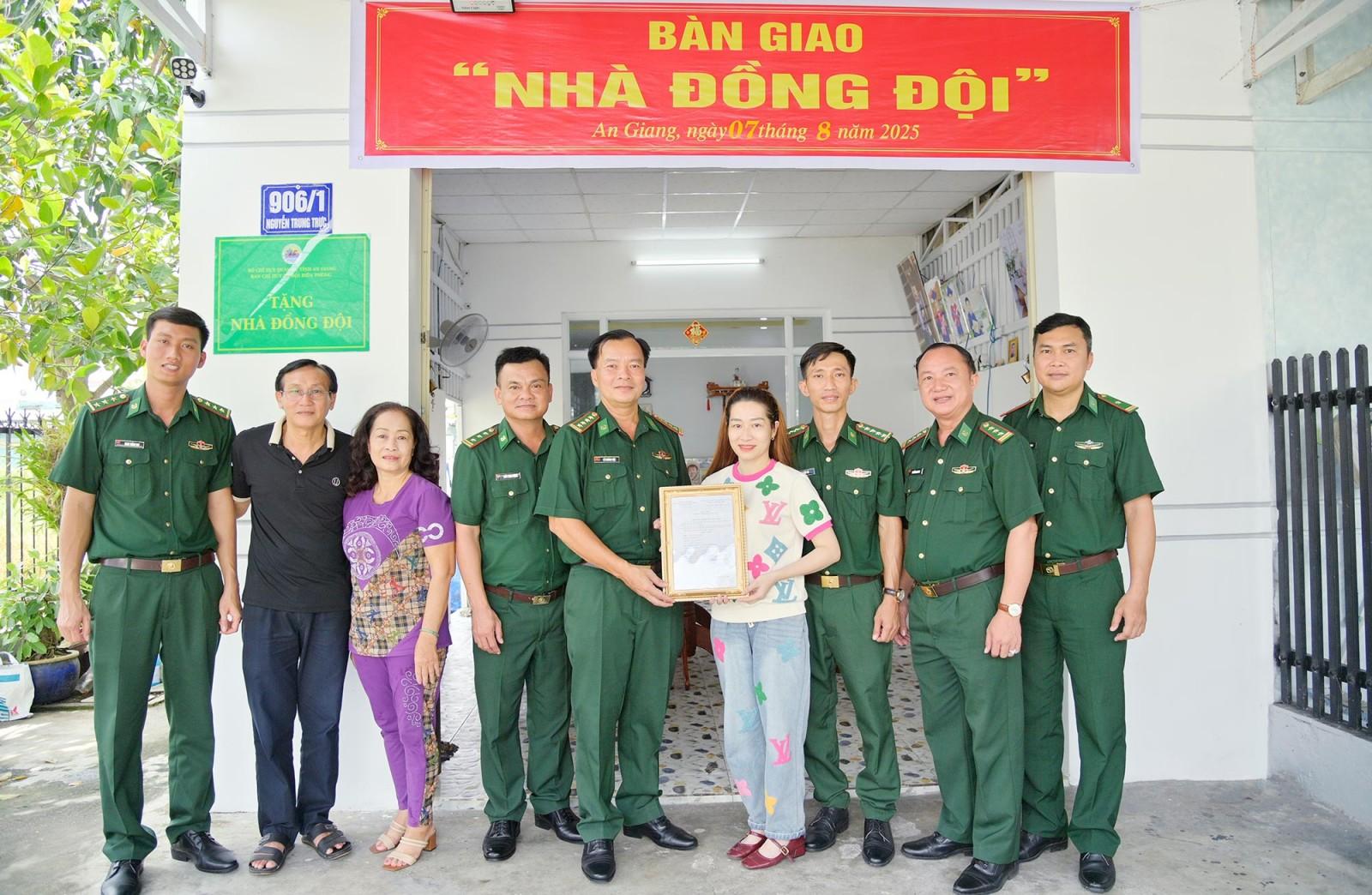 Bộ đội Biên phòng tỉnh An Giang bàn giao 3 căn nhà Đồng đội