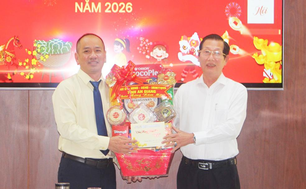 Phó Chủ tịch UBND tỉnh Lê Văn Phước thăm, chúc tết tại Bệnh viện Sản - Nhi An Giang