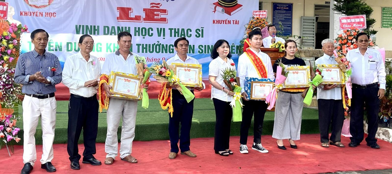 UBND xã Nhơn Mỹ vinh danh thạc sĩ và tuyên dương tân sinh viên