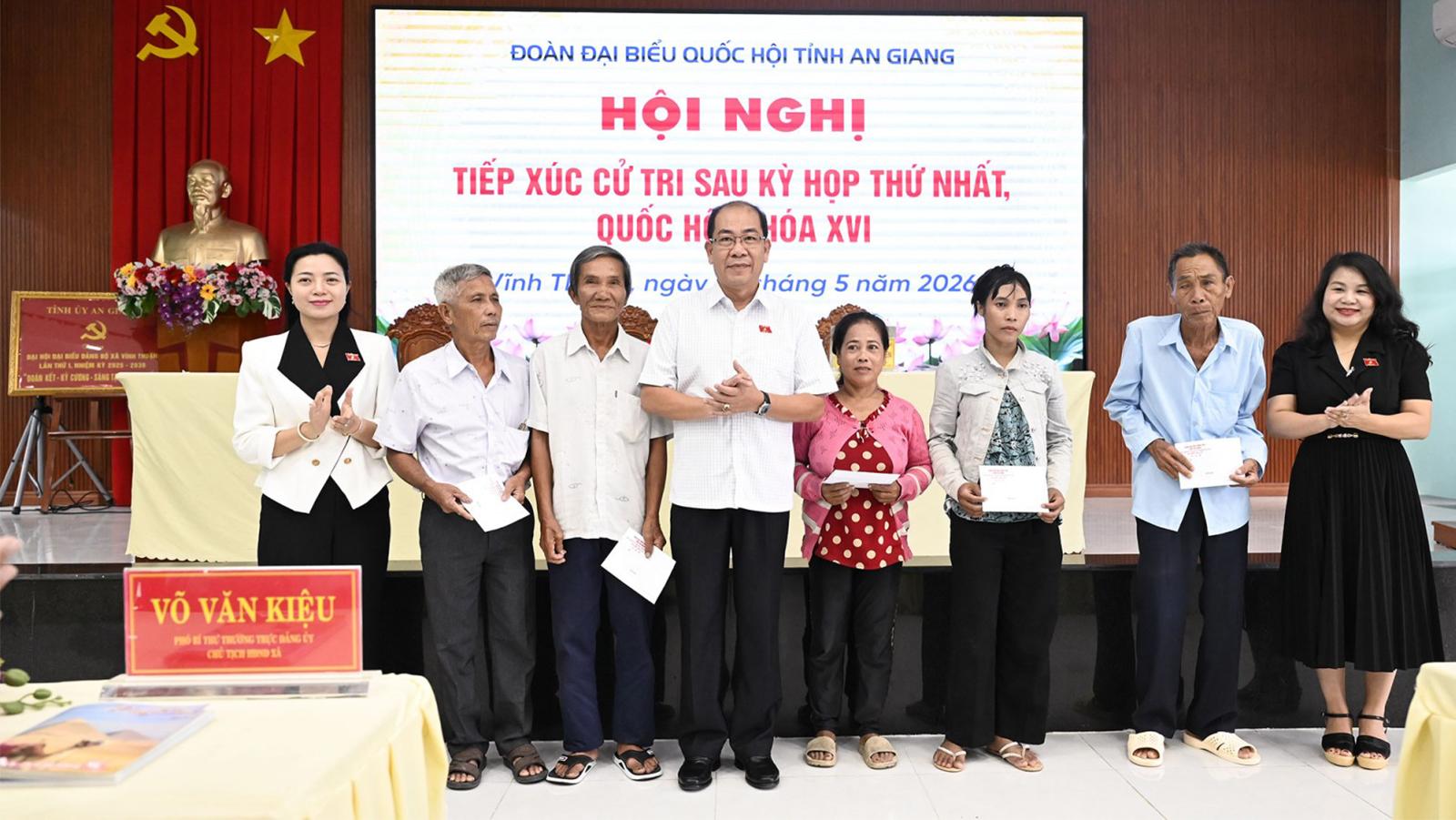 Đoàn Đại biểu Quốc hội tỉnh An Giang đơn vị số 7 tiếp xúc cử tri xã Vĩnh Thuận