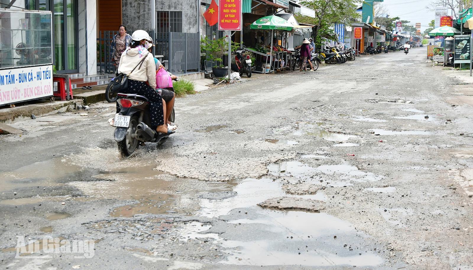 Đường 968 xuống cấp, người dân xã Tân Thạnh lo lắng