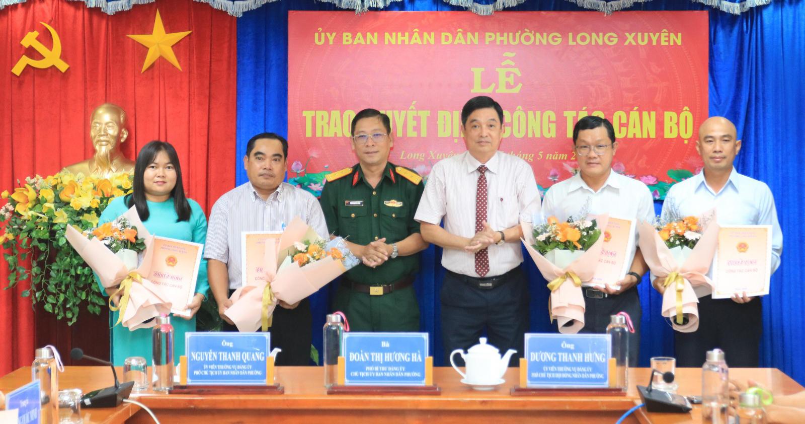 Phường Long Xuyên trao quyết định công tác cán bộ Lãnh đạo phường Long Xuyên trao Quyết định tiếp nhận công chức , viên chức