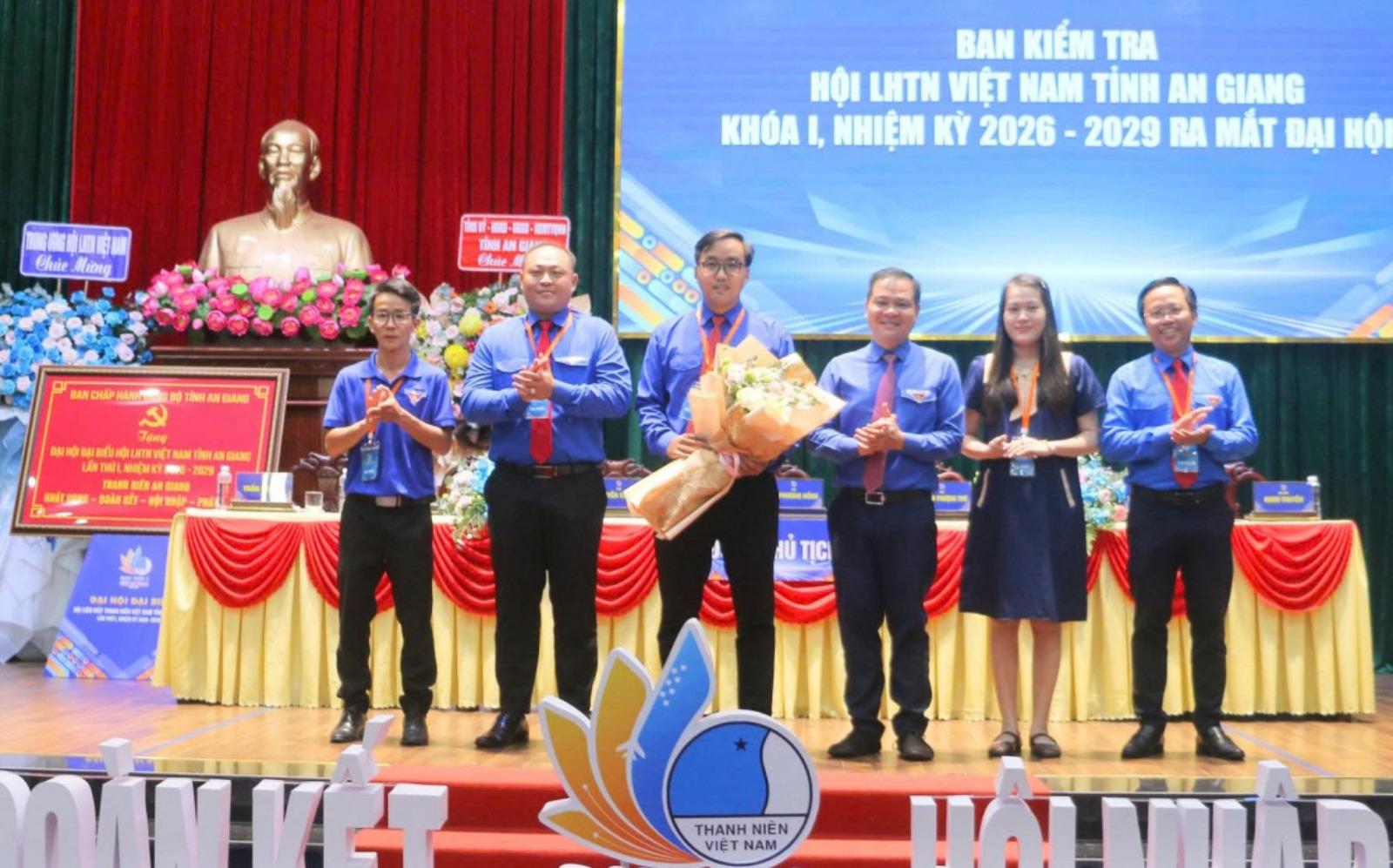 Đồng chí Thị Phương Hồng giữ chức Chủ tịch Hội Liên hiệp Thanh niên Việt Nam tỉnh An Giang khóa I