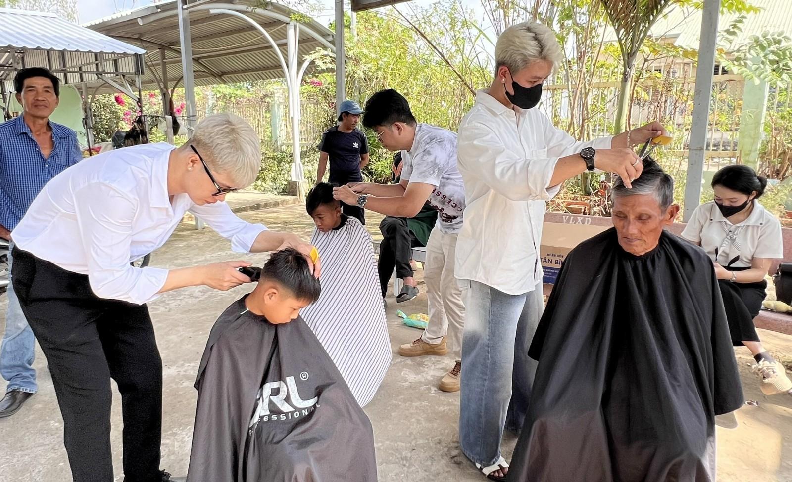 Công an tỉnh An Giang ra quân thực hiện tháng thanh niên tại xã Nhơn Hội Khám bệnh, cấp phát thuốc và hớt tóc miễn phí cho người dân