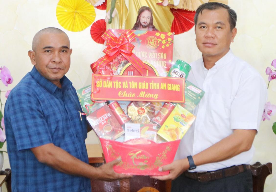 Thăm, chúc mừng các chức sắc Công giáo, Tin lành dịp lễ Phục sinh năm 2026