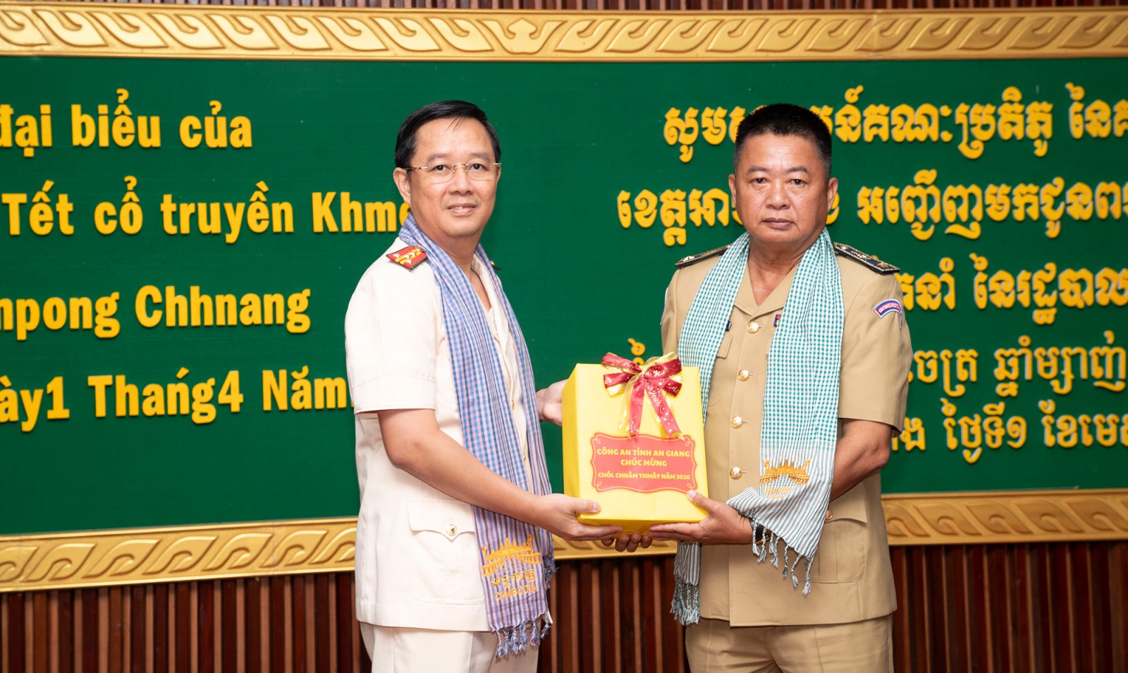 Phó Bí thư Tỉnh ủy, Chủ tịch Ủy ban MTTQ Việt Nam tỉnh An Giang Trần Thị Thanh Hương chúc tết Chôl Chnăm Thmây tại tỉnh Kampong Chhnang