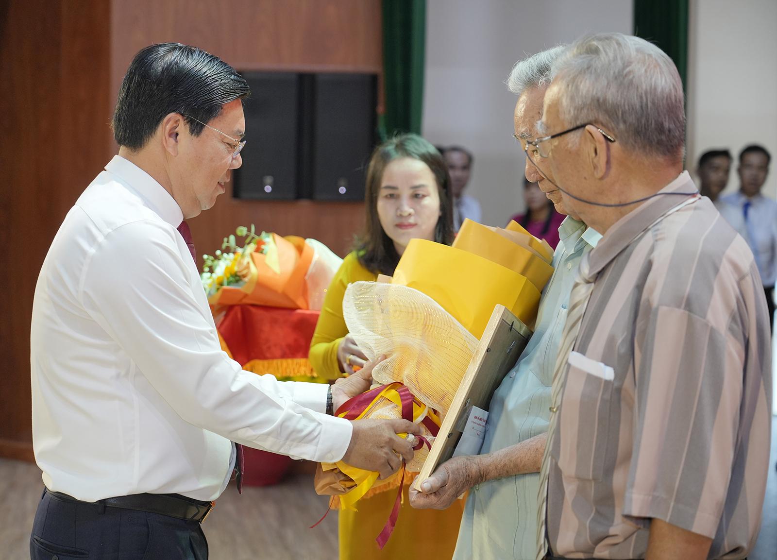 Tỉnh ủy An Giang họp mặt Ban Chấp hành Đảng bộ tỉnh các khóa