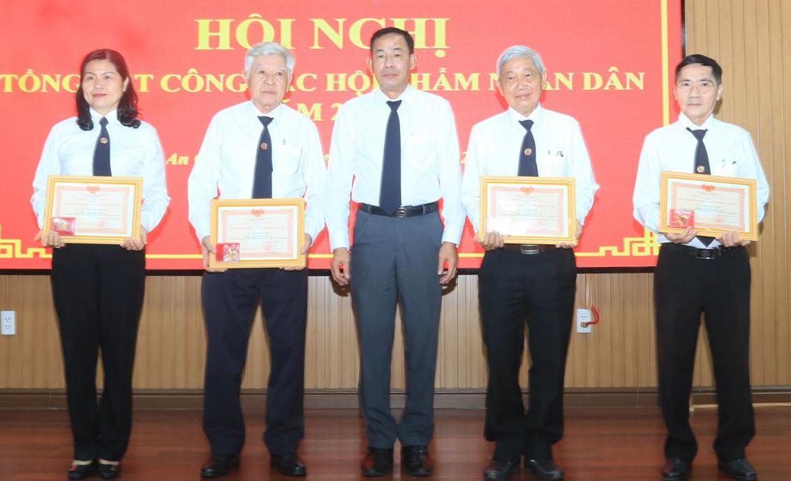 Ch&aacute;nh &aacute;n TAND tỉnh An Giang V&otilde; Kế Nghiệp trao Kỷ niệm chương &ldquo;V&igrave; sự nghiệp TAND&rdquo; cho c&aacute;c HTND